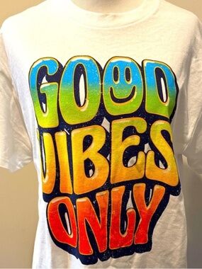 GOOD VIBES ONLY T-shirt Medium